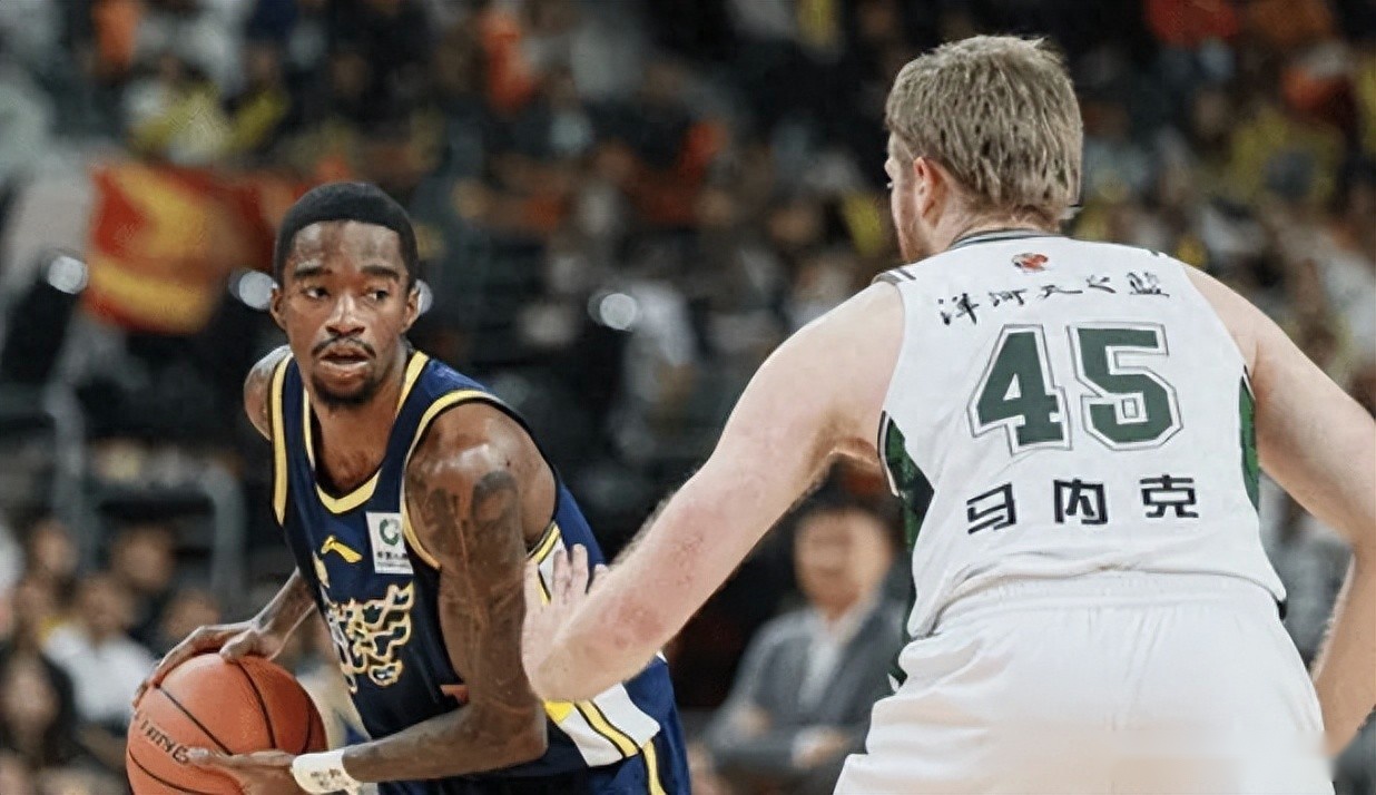 广东两小外曝弊端！萨姆纳需搭配射手，奎因只能无球还没防守！