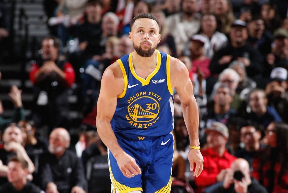 功亏一篑，库里12记三分但关键时刻半空篮不进+出球失误葬送比赛